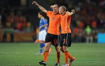 FOOTBALL - FIFA WORLD CUP 2010 - 1/4 FINAL - NETHERLANDS v BRAZIL - 2/07/2010 - PHOTO FRANCK FAUGERE / DPPI - JOY ANDRE OOIJER AND JOHN HEITINGA (NET) AT THE END OF MATCH  