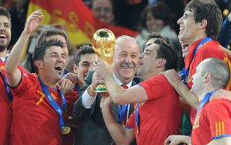 epa02245545 Spain's coach Vicente del Bosque (C), Xavi (R) and David Villa lift the World Cup trophy after the 2010 FIFA World Cup final match between the Netherlands and Spain at Soccer City Stadium in  Johannesburg, South Africa, 11 July 2010. Spain won 1-0 after extra time.  EPA/MARCUS BRANDT Please refer to www.epa.eu/downloads/FIFA-WorldCup2010-Terms-and-Conditions.pdf
