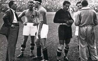 Vittorio Pozzo d?? indicazioni ai suoi giocatori prima dei supplementari di Italia-Cecoslovacchia, finale della Coppa Jules Rimet 1934. WIKIPEDIA