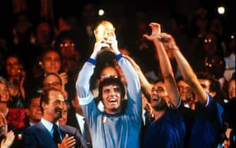 Sandro Girella/LaPresse
11-07-1982 Madrid, Spagna
Calcio
Campionati mondiali di calcio 1982
Italia-Germania
Nella foto: il capitano Dino Zoff alza la coppa al cielo.