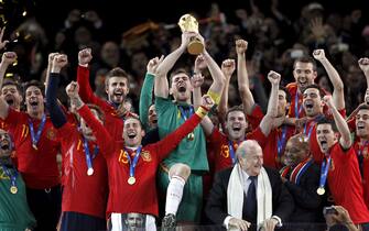 epa02320734 (FILE) A file picture dated 11 July 2010 that shows Spanish national soccer team celebrating with World Cup Trophy after Spain defeated Netherlands 1-0 during the FIFA World Cup 2010 final match at the Soccer City stadium outside Johannesburg, South Africa. Spanish national soccer team, nicknamed 'La Roja', currently reigning World and European champion, having won the 2010 FIFA World Cup and the 2008 UEFA European Football Championship, received 07 September 2010 the 2010 Prince of Asturias Award for Sports.  EPA/KERIM OKTEN FILE