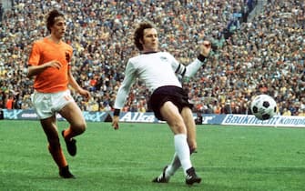 epa05228906 (FILE) A file picture dated 07 July 1974 of Germany's Franz Beckenbauer (R) in action against Johan Cruyff (L) of the Netherlands during the FIFA 1974 World Cup final soccer match between Germany and the Netherlands in Munich, Germany. Johan Cruyff died of cancer at the age of 68, his official website announced on 24 March 2016.  EPA/STAFF