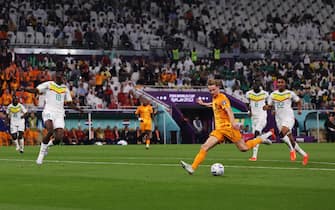 epa10318474 Frenkie de Jong of the Netherlands in action during the FIFA World Cup 2022 group A soccer match between Senegal and the Netherlands at Al Thumama Stadium in Doha, Qatar, 21 November 2022.  EPA/Abedin Taherkenareh