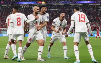 epa10341860 Youssef En-Nesyri (R) of Morocco celebrates with teammates after scoring the side's second goal during the FIFA World Cup 2022 group F soccer match between Canada and Morocco at Al Thumama Stadium in Doha, Qatar, 01 December 2022.  EPA/Mohamed Messara