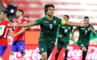epa09256467 Bolivia's Marcelo Moreno Martins celebrates after scoring against Chile during a South American qualifying match between Chile and Bolivia for the Qatar 2022 World Cup, at the San Carlos de Apoquindo Stadium in Santiago, Chile, 08 June 2021.  EPA/Alberto Valdés /POOL