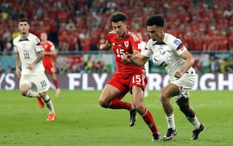 epa10318962 Antonee Robinson (R) of the USA in action against Ethan Ampadu of Wales during the FIFA World Cup 2022 group B soccer match between the USA and Wales at Ahmad bin Ali Stadium in Doha, Qatar, 21 November 2022.  EPA/Ronald Wittek