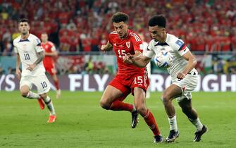 epa10318962 Antonee Robinson (R) of the USA in action against Ethan Ampadu of Wales during the FIFA World Cup 2022 group B soccer match between the USA and Wales at Ahmad bin Ali Stadium in Doha, Qatar, 21 November 2022.  EPA/Ronald Wittek