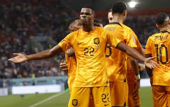 epa10346393 Denzel Dumfries of the Netherlands celebrates with teammates after scoring the 3-1 during the FIFA World Cup 2022 round of 16 soccer match between the Netherlands and the USA at Khalifa International Stadium in Doha, Qatar, 03 December 2022.  EPA/Rungroj Yongrit