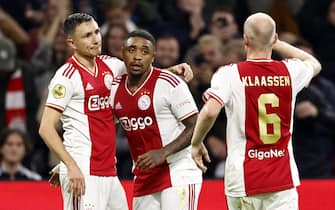 epa10247824 Steven Berghuis (L) of Ajax celebrates with teammate Steven Bergwijn (C) after scoring the 2-0 lead during the Dutch Eredivisie soccer match between Ajax Amsterdam and Excelsior Rotterdam in Amsterdam, Netherlands, 16 October 2022.  EPA/MAURICE VAN STEEN