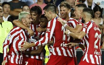 epa10146198 Atletico's forward Antoine Griezmann (L) celebrates with teammates after scoring the 0-1 during the Spanish LaLiga soccer match between Valencia CF and Atletico Madrid held at Mestalla Stadium, in Valencia, eastern Spain, 29 August 2022.  EPA/Biel Alino