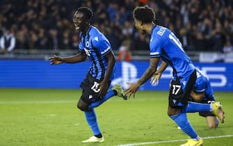 epa10223688 Kamal Sowah (L) of Club Brugge celebrates after scoring the 1-0 goal during the UEFA Champions League group B soccer match between Club Brugge and Atletico Madrid in Bruges, Belgium, 04 October 2022.  EPA/Stephanie Lecocq