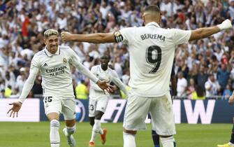 SPAIN SOCCER LALIGA epa10247370 Real Madrid's Karim Benzema (R) celebrates with teammate Federico Valverde (L) after scoring the 1-0 lead during El Clasico, the Spanish LaLiga soccer match between Real Madrid and FC Barcelona in Madrid, Spain, 16 October 2022. EPA/Rodrigo Jimenez