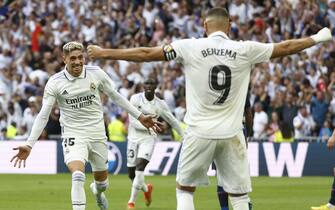 epa10247370 Real Madrid's Karim Benzema (R) celebrates with teammate Federico Valverde (L) after scoring the 1-0 lead during El Clasico, the Spanish LaLiga soccer match between Real Madrid and FC Barcelona in Madrid, Spain, 16 October 2022.  EPA/Rodrigo Jimenez