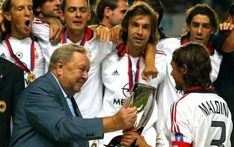 epa07627128 (FILE) - Paolo Maldini (R) of AC Milan receives the cup from UEFA President Lennart Johansson after AC Milan won the UEFA Super Cup match against FC Porto, in Monte Carlo, Monaco, on Friday 29 August 2003 (reissued 05 June 2019). Johansson passed away 04 June 2019 aged 89 the Swedish soccer federation confirmed 05 June.  EPA/SRDJAN SUKI *** Local Caption *** 00046895
