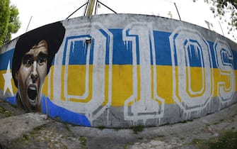 BUENOS AIRES, ARGENTINA - NOVEMBER 15: View of a mural dedicated to Diego Maradona in the surroundings of the Alberto J Armando Stadium before a match between Boca Juniors and Talleres as part of the third round of Copa Liga Profesional 2020 at Estadio Alberto J. Armando on November 15, 2020 in Buenos Aires, Argentina. (Photo by Marcelo Endelli/Getty Images)