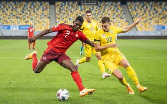 epa08644688 Switzerland's forward Breel Embolo, left, fights for the ball with Ukraine's defender Mykola Matviyenko, right, during the UEFA Nations League group 4 soccer match between Ukraine and Switzerland at the Lviv Arena stadium in Lviv, Ukraine, 03 September 2020.  EPA/JEAN-CHRISTOPHE BOTT