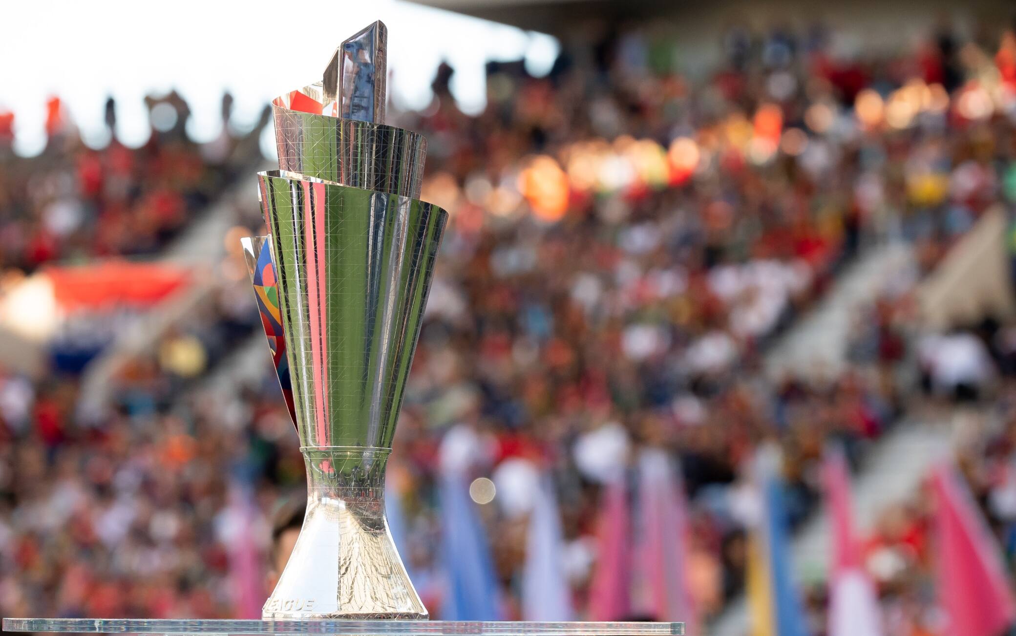 Il trofeo della Nations League: una magnifica coppa in argento sterling alto 71 cm