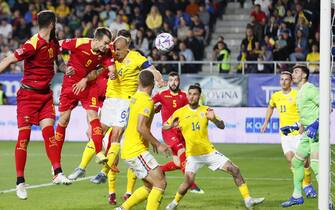 epa10013231 Montenegro's Stefan Mugosa (2-L) scores the 1-0 lead agaisnt Romania's captain Vlad Chiriches (C) during the UEFA Nations League soccer match between Romania and Montenegro in Bucharest, Romania, 14 June 2022.  EPA/ROBERT GHEMENT