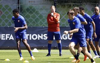 epa10696734 Netherlands head coach Ronald Koeman during a training session of the Dutch national team in Zeist, the Netherlands, 17 June 2023. The Dutch national team is preparing for the UEFA Nations League match for 3rd place against Italy, to be held on 18 June.  EPA/MAURICE VAN STEEN