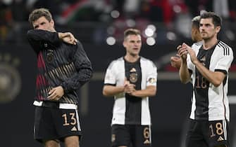 epa10202517 Thomas Mueller (L) of Germany and teammates react after losing the UEFA Nations League soccer match between Germany and Hungary in Leipzig, Germany, 23 September 2022.  EPA/FILIP SINGER