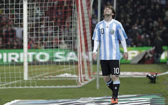epa02572699 Argentina's Lionel Messi reacts, during an international test game between the national soccer teams of Portugal and Argentina at the Stade de Geneve stadium, in Geneva, Switzerland, Wednesday, February 9, 2011.  EPA/SALVATORE DI NOLFI