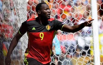 epa05374950 Romelu Lukaku of Belgium celebrates after scoring the 1-0 goal during the UEFA EURO 2016 group E preliminary round match between Belgium and Ireland at Stade de Bordeaux in Bordeaux, France, 18 June 2016.(RESTRICTIONS APPLY: For editorial news reporting purposes only. Not used for commercial or marketing purposes without prior written approval of UEFA. Images must appear as still images and must not emulate match action video footage. Photographs published in online publications (whether via the Internet or otherwise) shall have an interval of at least 20 seconds between the posting.)  EPA/VASSIL DONEV   EDITORIAL USE ONLY