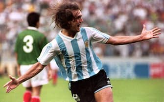 GUAYAQUIL, ECUADOR:  Argentinian soccer player Gabriel Batistuta raises his arms and yells in Guayaquil, Ecuador 04 July 1993 after scoring the second and winning goal in the Copa America final game against Mexico. Argentina won 2-1 with Batistuta scoring both goals. (Photo credit should read TIM CLARY/AFP via Getty Images)