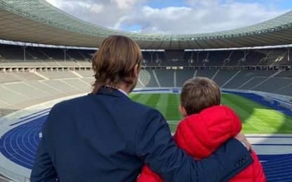 Totti con il figlio a Berlino 13 anni dopo. FOTO