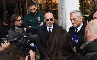 VENICE, ITALY - NOVEMBER 16: Gianluca Vialli visits Venice during the high water on November 16, 2019 in Venice, Italy.  (Photo by Claudio Villa/Getty Images)