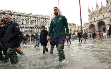 VENICE, ITALY - NOVEMBER 16:  Gianluigi Donnarumma of Italy visit Venice  during the high water on November 16, 2019 in Venice, Italy.  (Photo by Claudio Villa/Getty Images)