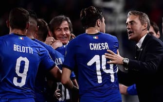 Italy's coach Roberto Mancini (R) celebrates with Italy's forward Federico Chiesa during the UEFA Euro 2020 qualification football match between Italy and Bosnia Herzegovina at the 'Allianz Stadium' in Turin on June 11, 2019. (Photo by MARCO BERTORELLO / AFP)        (Photo credit should read MARCO BERTORELLO/AFP via Getty Images)