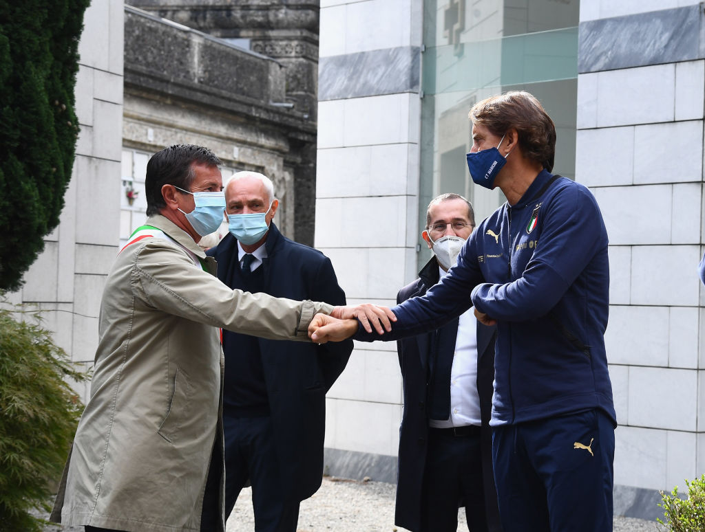 1229061136 BERGAMO, ITALY - OCTOBER 14: Mayor of Bergamo Giorgio Gori and head coach Italy Roberto Mancini honor the Covid-19 Victims In Bergamo on October 14, 2020 in Bergamo, Italy. (Photo by Claudio Villa/Getty Images)