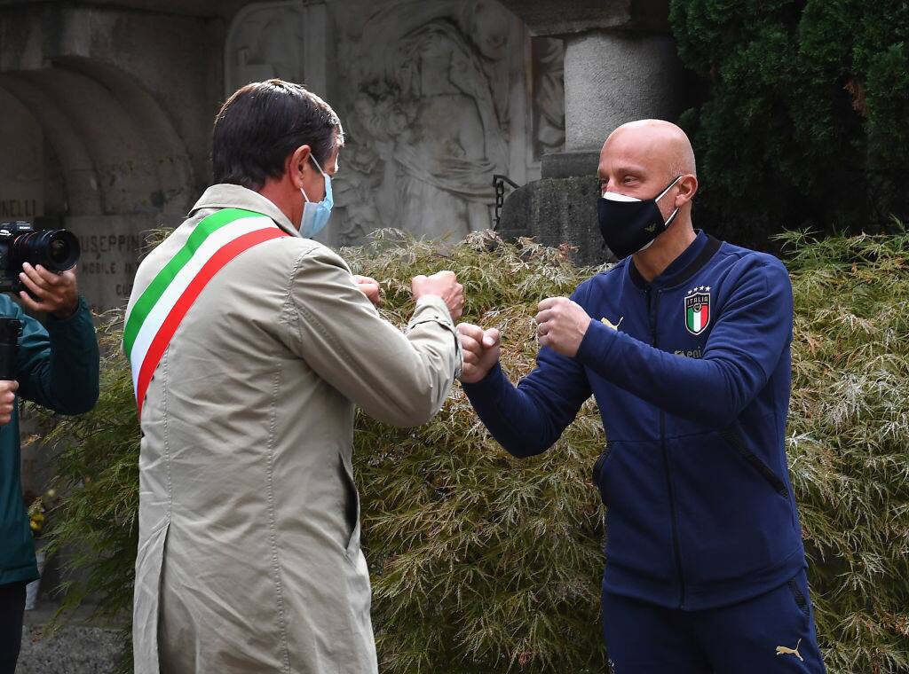 BERGAMO, ITALY - OCTOBER 14:  Mayor of Bergamo Giorgio Gori and Gianluca Vialli honor the Covid-19 Victims In Bergamo on October 14, 2020 in Bergamo, Italy.  (Photo by Claudio Villa/Getty Images)