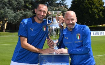 FLORENCE, ITALY - SEPTEMBER 03: Giorgio Chiellini of Italy and Chief Delegation of Italy Team Gianluca Vialli pose for the official photo with their EURO2020 Cup winnings at Centro Tecnico Federale di Coverciano on September 03, 2021 in Florence, Italy. (Photo by Claudio Villa/Getty Images)
