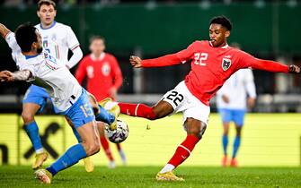 epa10316815 Francesco Acerbi of Italy (L) in action against Junior Adamu of Austria during the international friendly soccer match between Austria and Italy in Vienna, Austria, 20 November 2022.  EPA/CHRISTIAN BRUNA