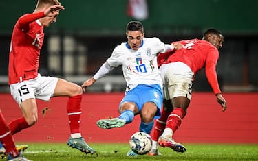 epa10316903 Giacomo of Italy (C)  Italy in action against Philipp Lienhart (L) of Austria and David Alaba (R) of Austria during the international friendly soccer match between Austria and Italy in Vienna, Austria, 20 November 2022.  EPA/CHRISTIAN BRUNA