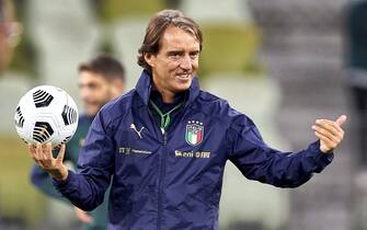 epa08734653 Italian national soccer team head coach Roberto Mancini during a training session in Gdansk, Poland, 10 October 2020. Italy will face Poland in their UEFA Nations League group stage, league A, group 1 soccer match in Gdansk, Poland on 11 October 2020.  EPA/Adam Warzawa POLAND OUT