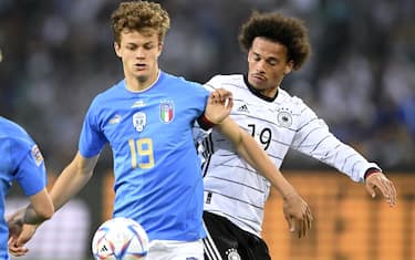 epa10013344 Giorgio Scalvini (L) of Italy in action against Leroy Sane (R) of Germany during the UEFA Nations League soccer match between Germany and Italy in Moenchengladbach, Germany, 14 June 2022.  EPA/SASCHA STEINBACH