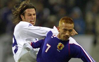 Japan's star midfielder Hidetoshi Nakata (R) fights for the ball with Italy's midfielder Cristiano Doni during a soccer friendly match at Saitama Stadium 2002 in Saitama, north of Tokyo November 7, 2001. The match ended in a 1-1 draw.   REUTERS/Eriko Sugita
