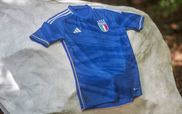 L'Italia svela la nuova maglia ispirata al marmo