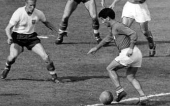24-05-1961 Roma
Omar Sivori (San Nicolas de los Arroyos, 2 ottobre 1935 – San Nicolás de los Arroyos, 17 febbraio 2005) è stato un calciatore e allenatore di calcio italo-argentino
Nella foto: partita Italia - Inghilterra - Omar Sivori