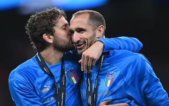 epa09990734 Italy's Manuel Locatelli (L) kisses teammate Giorgio Chiellini (R) after the Finalissima Conmebol - UEFA Cup of Champions soccer match between Italy and Argentina at Wembley in London, Britain, 01 June 2022.  EPA/ANDY RAIN