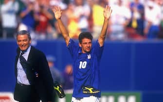 Luigi Riva and Roberto Baggio #10 of Italy during the FIFA World Cup 1994, United States.  (Photo by Alessandro Sabattini/Getty Images)