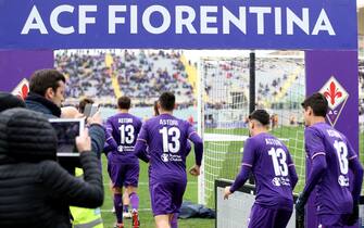 FLORENCE, ITALY - MARCH 11: Stefano Pioli manager of ACF Fiorentina his staff and all the players of ACF Fiorentina pay homage to the captain Davide Astori wearing the shirt with the number 13 during the serie A match between ACF Fiorentina and Benevento Calcio at Stadio Artemio Franchi on March 11, 2018 in Florence, Italy.  (Photo by Gabriele Maltinti/Getty Images)