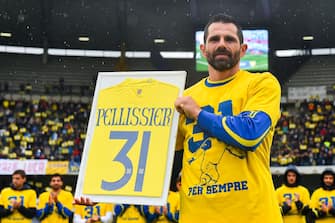 VERONA, ITALY - MAY 19: Sergio Pellissier of Chievo Verona shows his football shirt during his retirement ceremony after the Serie A match between Chievo Verona and Sampdoria at Stadio Marc'Antonio Bentegodi on May 19, 2019 in Verona, Italy. (Photo by Paolo Rattini/Getty Images)