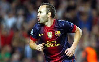 epa03444138 FC Barcelona's midfielder Andres Iniesta celebrates after scoring the 1-1 equalizer against Celtic Glasgow during the UEFA Champions League group G soccer match at Camp Nou in Barcelona, northeastern Spain, 23 October 2012.  EPA/TONI ALBIR