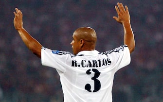 Il difensore del Real Madrid, Roberto Carlos, esulta dopo il goal contro la Roma il 17 settembre 2002.ANSA/CLAUDIO ONORATI 