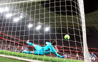 epa09774991 Real Sociedad's goalkeeper Alex Remiro saves a penalty during the Spanish LaLiga soccer match between Athletic Bilbao and Real Sociedad in Bilbao, Spain, 20 February 2022.  EPA/Luis Tejido