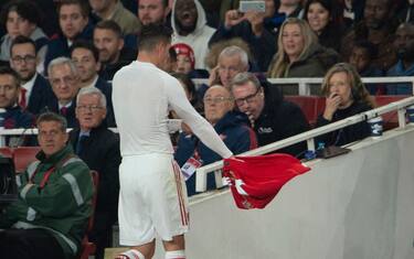 Xhaka scaglia la fascia, tifosi Arsenal infuriati