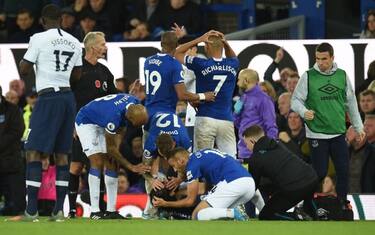 Gomes, infortunio shock in Everton-Spurs: VIDEO
